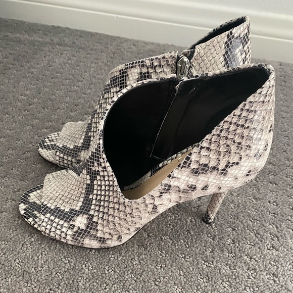 New Vince Camuto snake print Careeta bootie - Picture 2 of 7